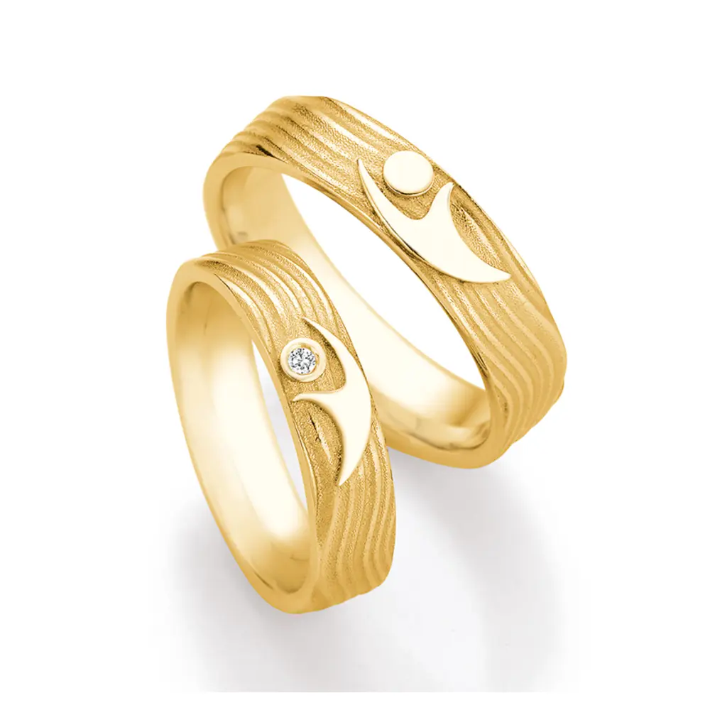 Eheringe aus Gelbgold mit interessantem Paarfigur-Symbol und Diamanten