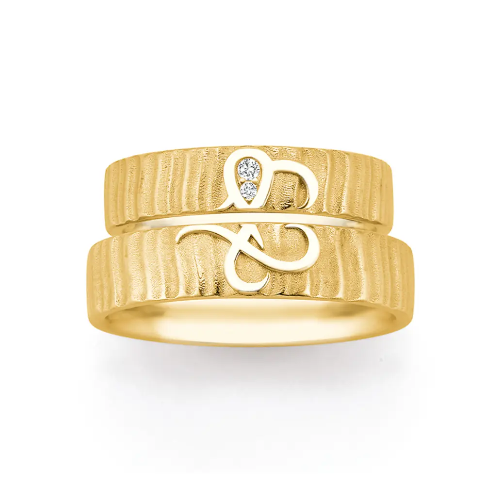Eheringe aus Gelbgold mit geriffelter Oberfläche und zwei Diamanten mit Unendlichkeitszeichen
