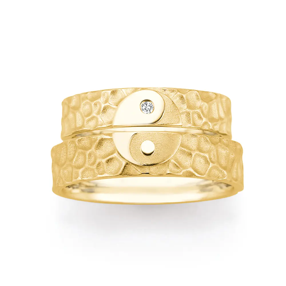 Eheringe aus Gelbgold in Hammerschlag-Optik und grazielem Diamant & Ying & Yang-Zeichen