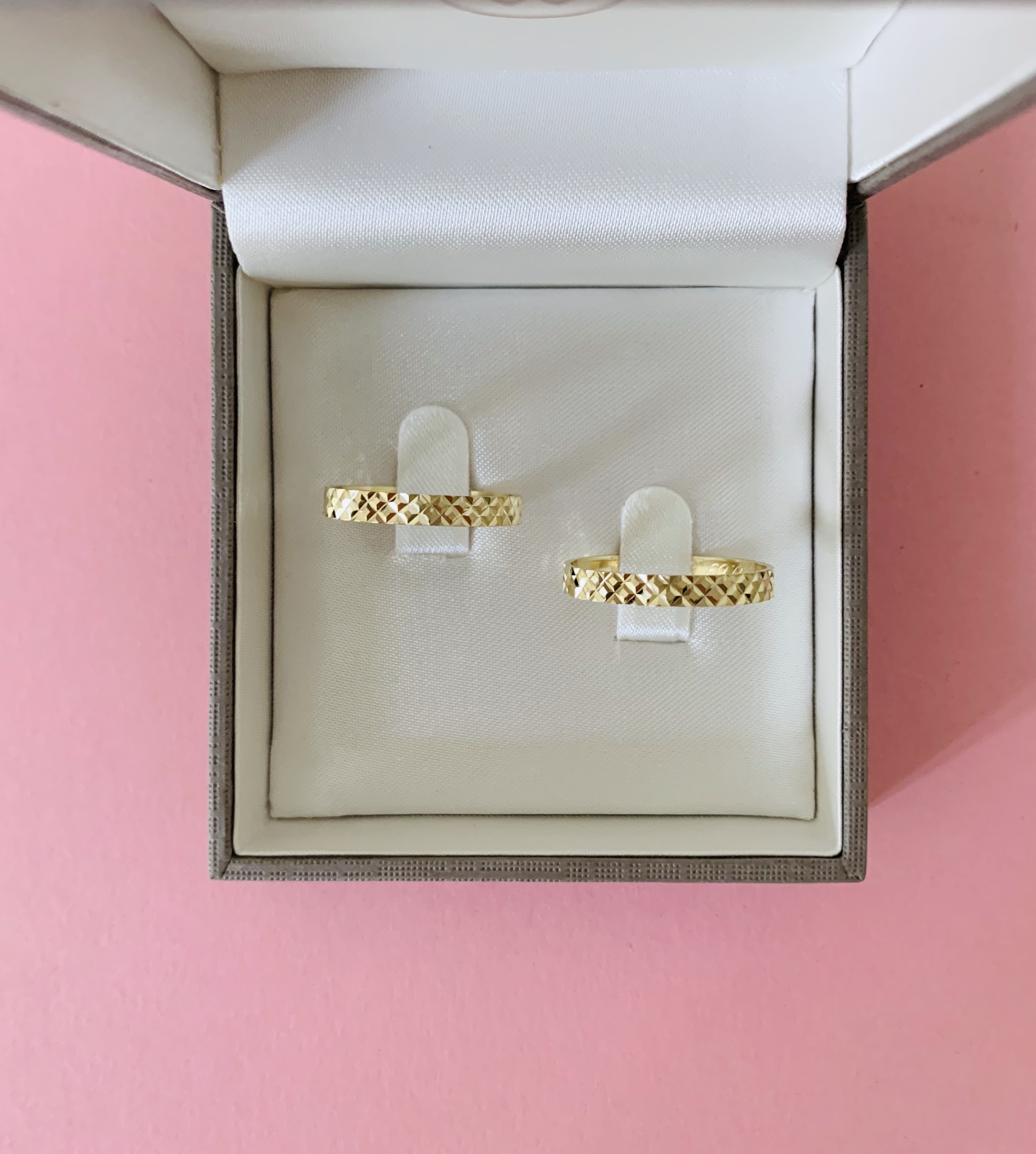 Spezielle Gelbgold Hochzeitsringe mit strukturierter Außenform ohne Stein 5331