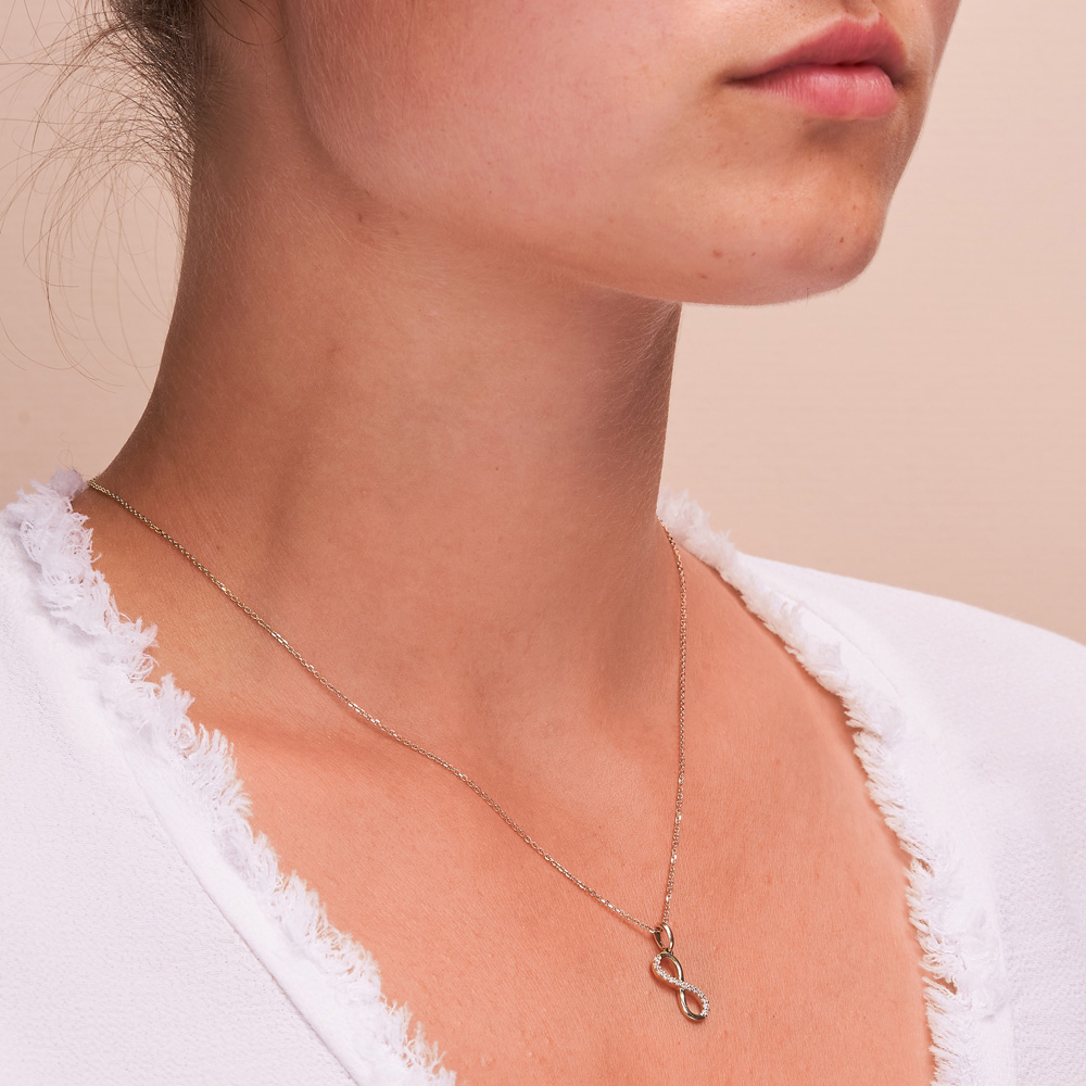 Aufnahme vom Gelbgold Kettenanhänger mit Unendlichkeitszeichen und weißen Zirkonia an Kette