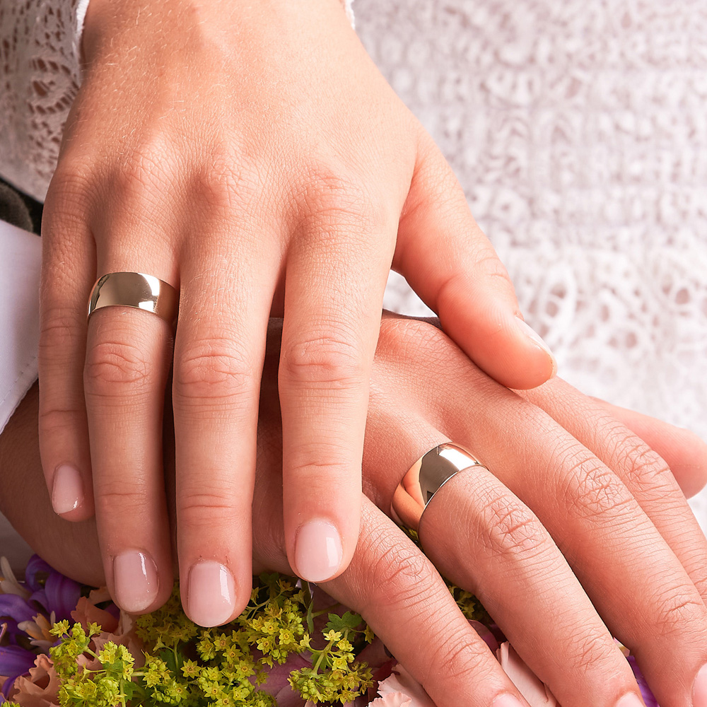 Eheringen aus Gelbgold mit poliertem Design und Diamanten in 8 mm Breite