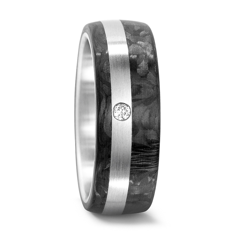 Aufnahme des Eherings aus Carbon mit Stahl Streifen und Diamanten