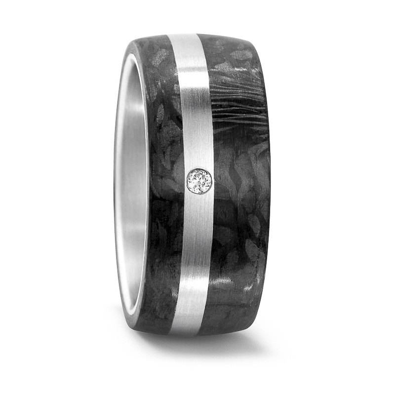 Aufnahme des breiten Carbon Traurings mit Edelstahl Streifen und Diamanten