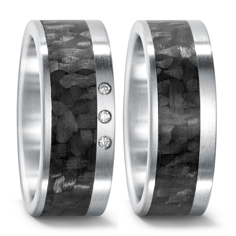 Aufnahme der Trauinge aus Stahl mit breitem Carbon Streifen und 3 Diamanten am Rand