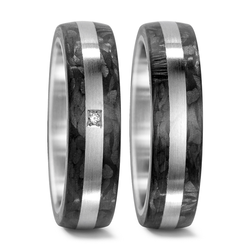 Aufnahme der Carbon und Stahl Partnerringe mattiert mit Diamanten in quadratischer Vertiefung