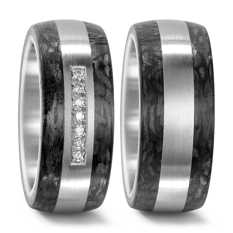 Aufnahme der Partnerringe aus Stahl und Carbon mit Mittelstreifen und 7 Diamanten in Kanalfassung