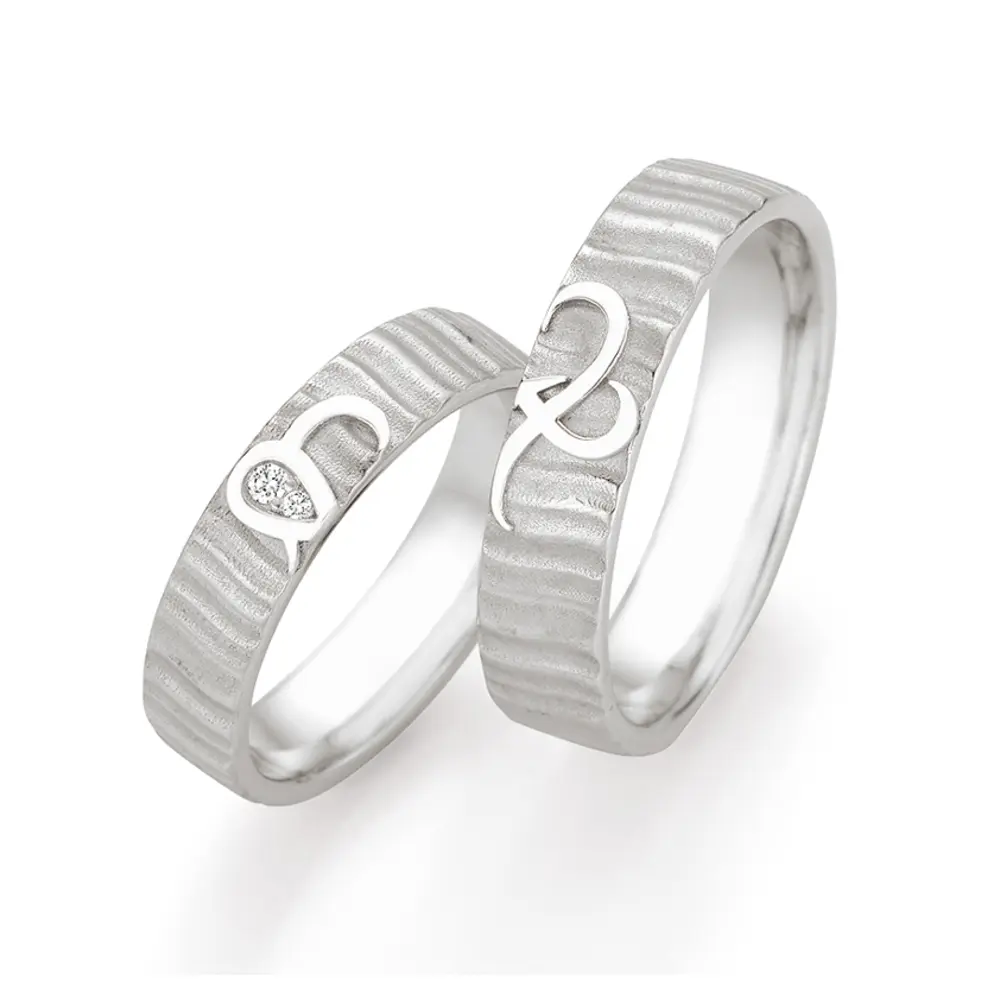 Eheringe aus Silber mit ringübergreifendem Herz und zwei Diamanten