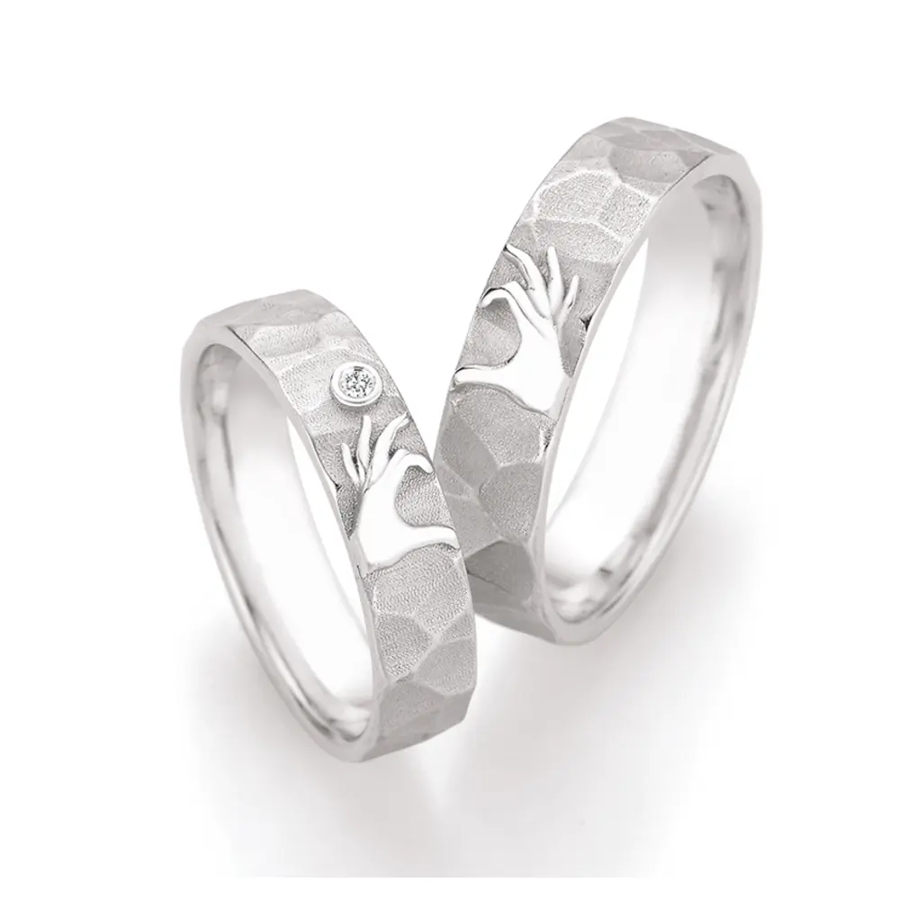 Eheringe aus Silber mit Händen als ringübergreifendes Herzsymbol 
