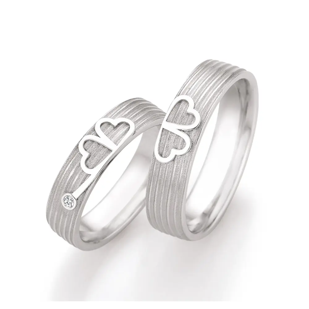 Eheringe aus 925er Silber mit ringübergreifendem Kleeblatt und Diamant