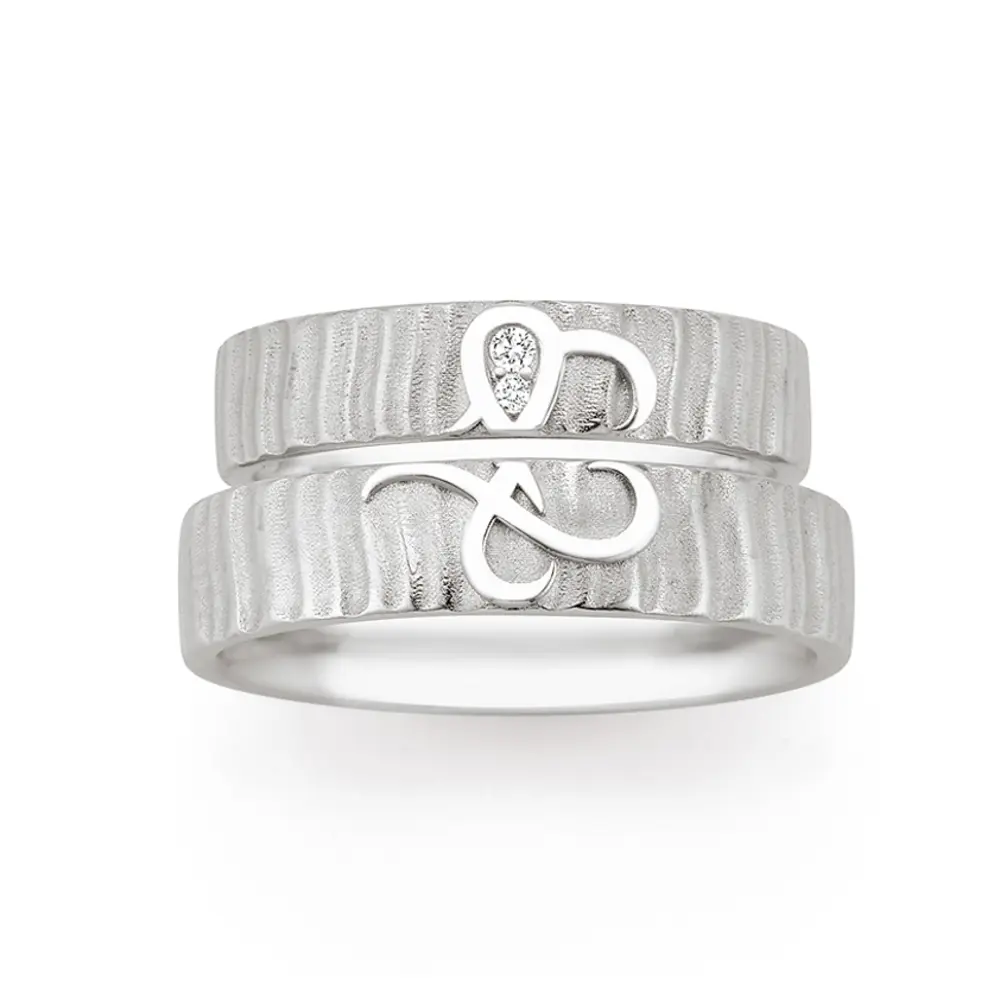 Eheringe aus Silber mit ringübergreifendem Herz und zwei Diamanten
