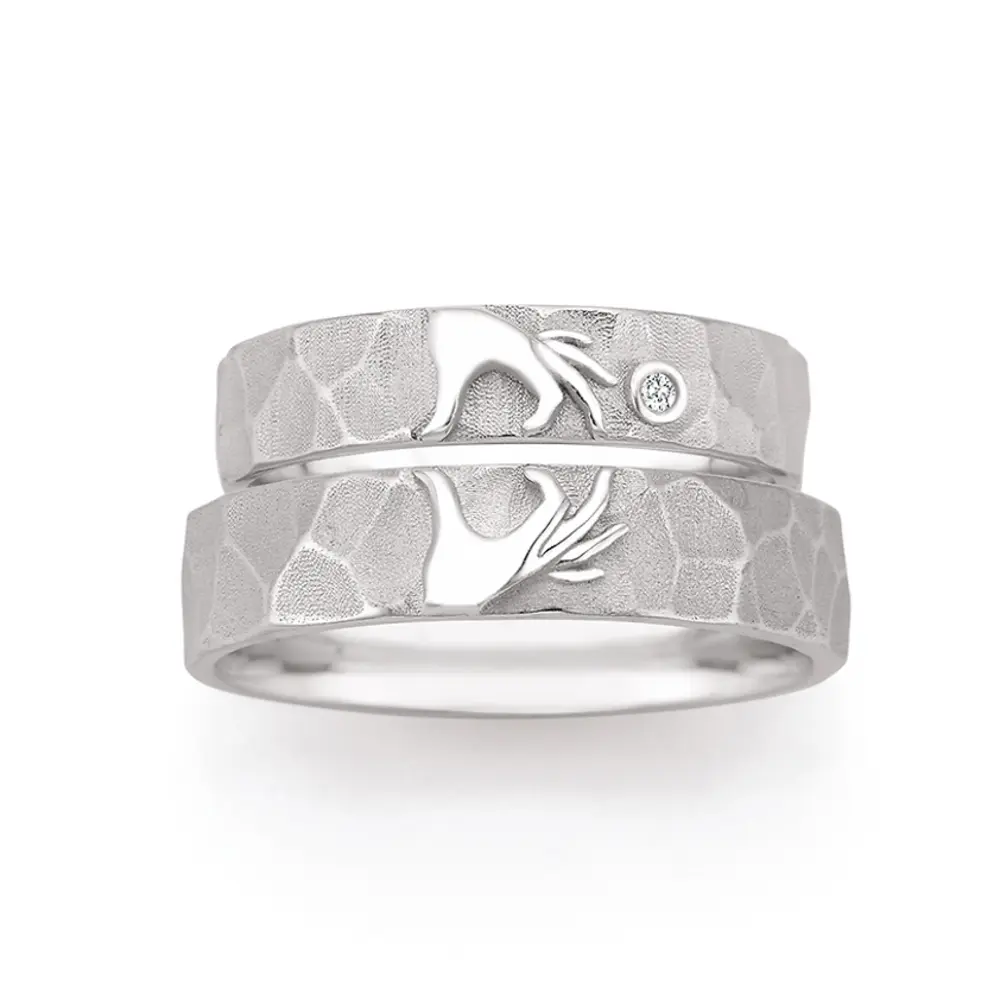 Eheringe aus 925er Silber mit ringübergreifendem Kleeblatt und Diamant