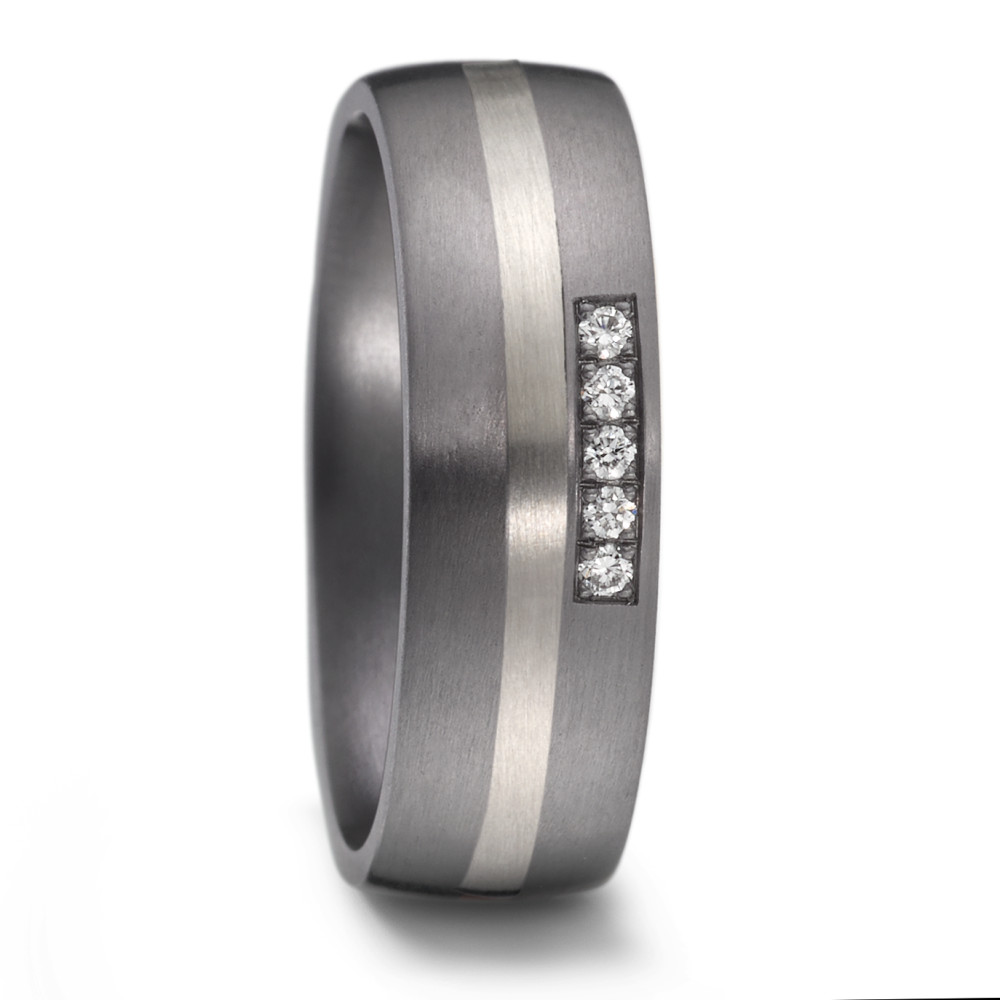 Aufnahme von bicoloren Tantal & Palladium Trauringen mit fünf weißen Diamanten