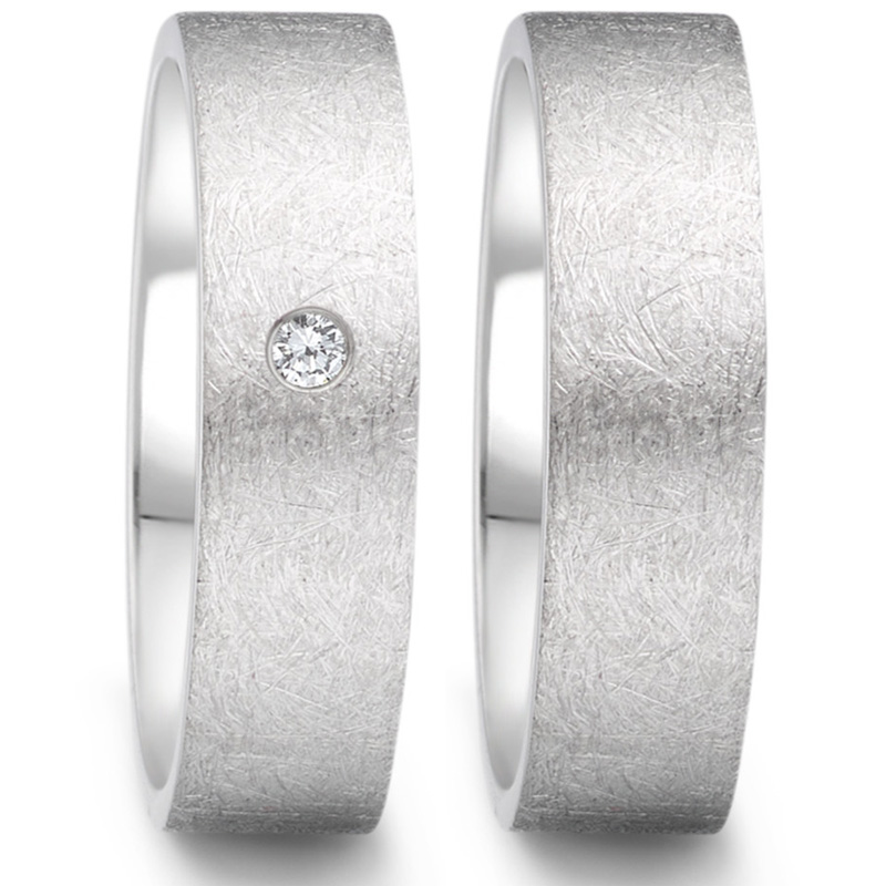Beeindruckende kratzmattierte Eheringe aus Edelstahl mit Diamanten 5551014