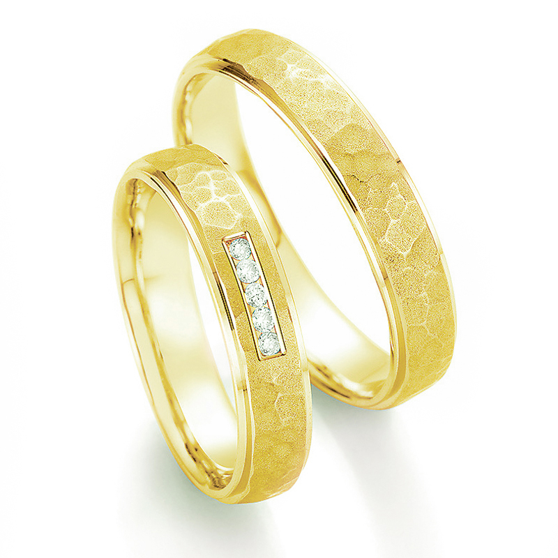 Aufnahme der Gelbgold Eheringe mit Diamanten und gehämmerter Oberfläche 