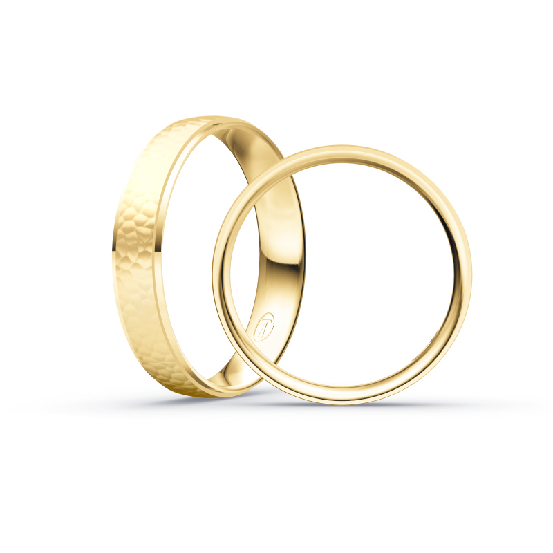 Aufnahme der Gelbgold Eheringe mit Diamanten und gehämmerter Oberfläche 