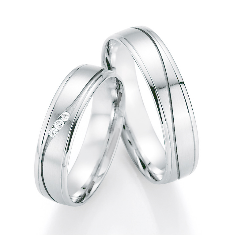 Aufnahme von Eheringen aus Weissgold mit polierten Rändern und Diamanten in sandmatter Rille