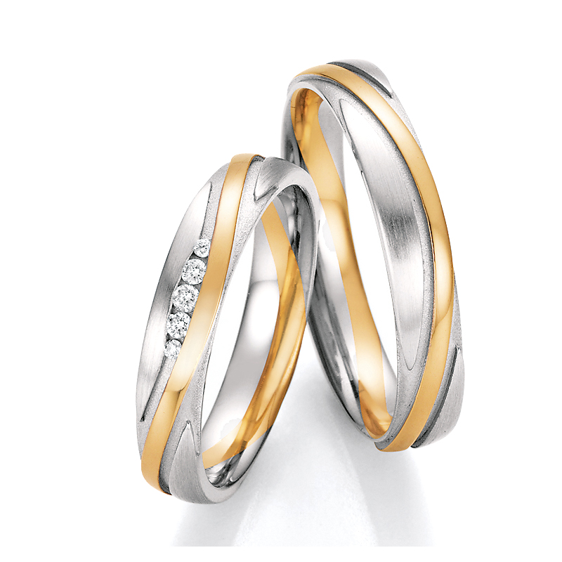 Auffällige Eheringe aus Weiß- & Gelbgold mit 5 Diamanten verschiedener Größe 4560033