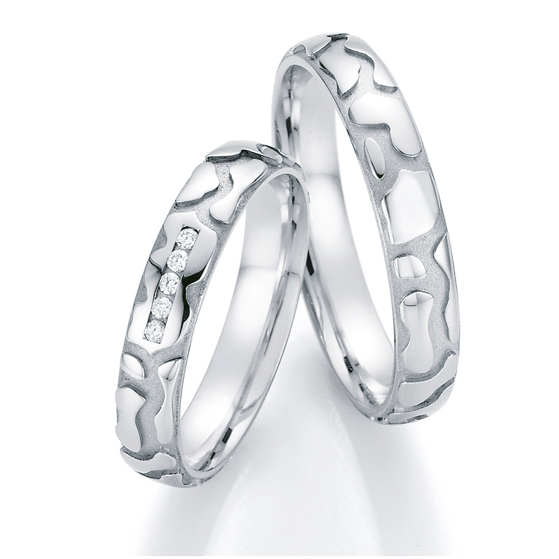 Aufnahme der Platin 950 Eheringe mit Animal-Style Design und 5 Diamanten