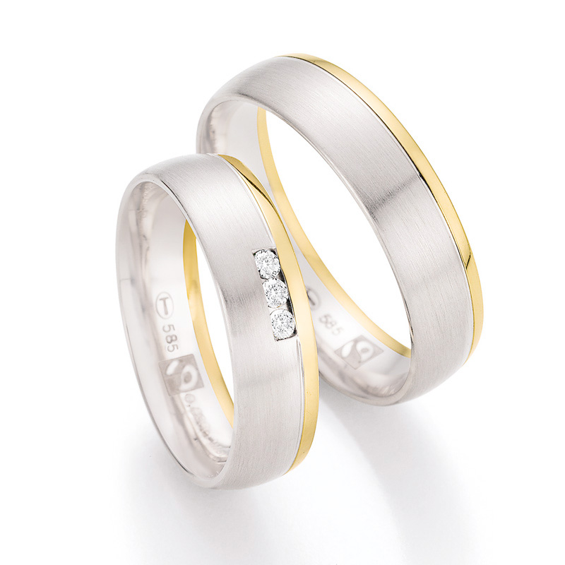 Aufnahme von bicolore Fair Trade Eheringen aus Gelb- und Weißgold mit drei Diamanten