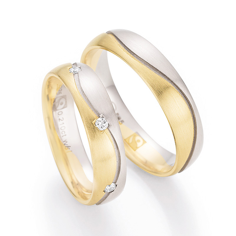 Aufnahme von bicoloren Fair Trade Eheringen aus Gelb- und Weißgold mit Diamanten und Rillen
