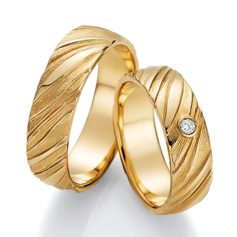 Aufnahme der Traringe aus Gelbgold mit Oberfläche in Holzoptik und Diamanten 
