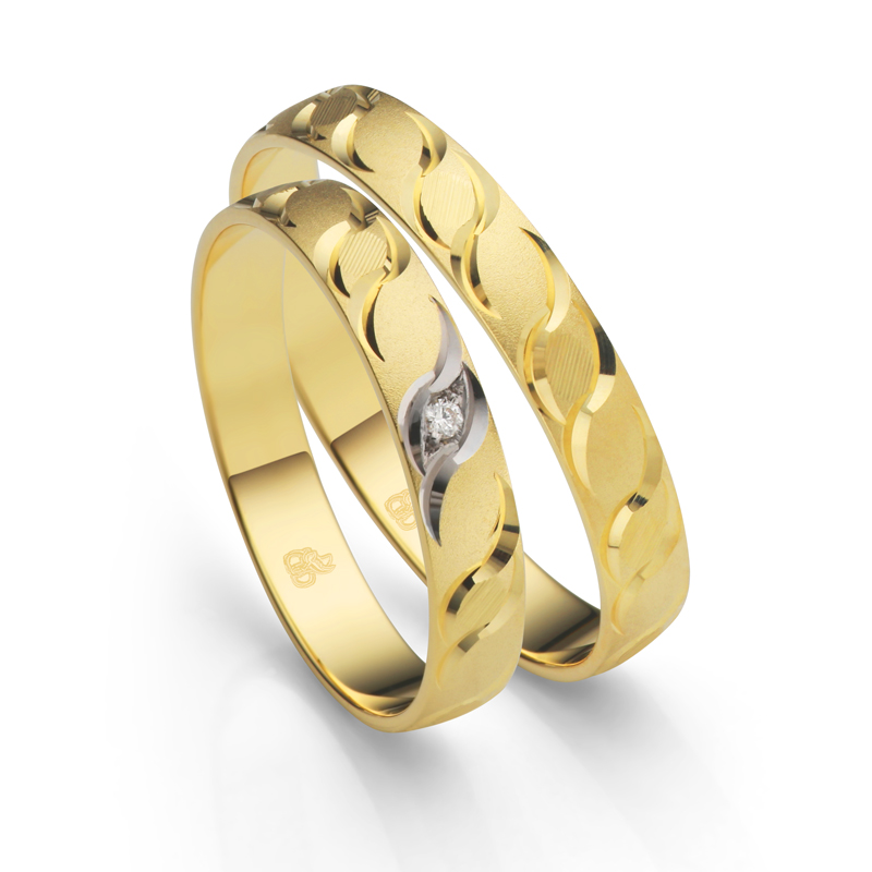 Aufnahme der Gelbgold Trauringe mit Sandmattierung und Rhodinierung mit Kerben und Diamanten