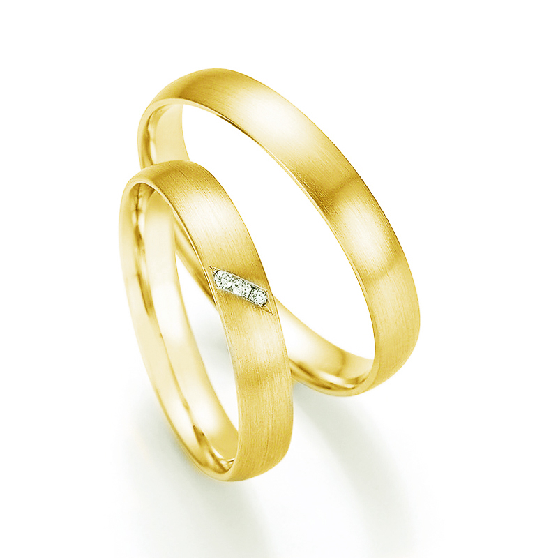 Aufnahme der Gelbgold Trauringe mit mattierter Oberfläche und 3 Diamanten in schräger Vertiefung 