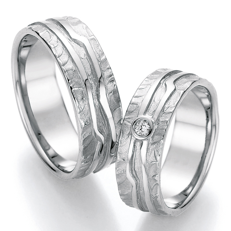Aufnahme der Platin Trauringe mit Struktur und Diamanten
