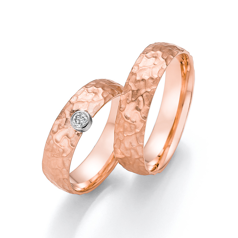 Augnahme der Roségold Trauringe mit Diamanten in erhabenem Weißgold Einsatz