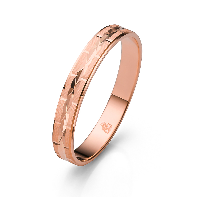 Aufnahme des kleinen Roségold Eherings mit poliertem Rillenmuster in Zopfform ohne Stein