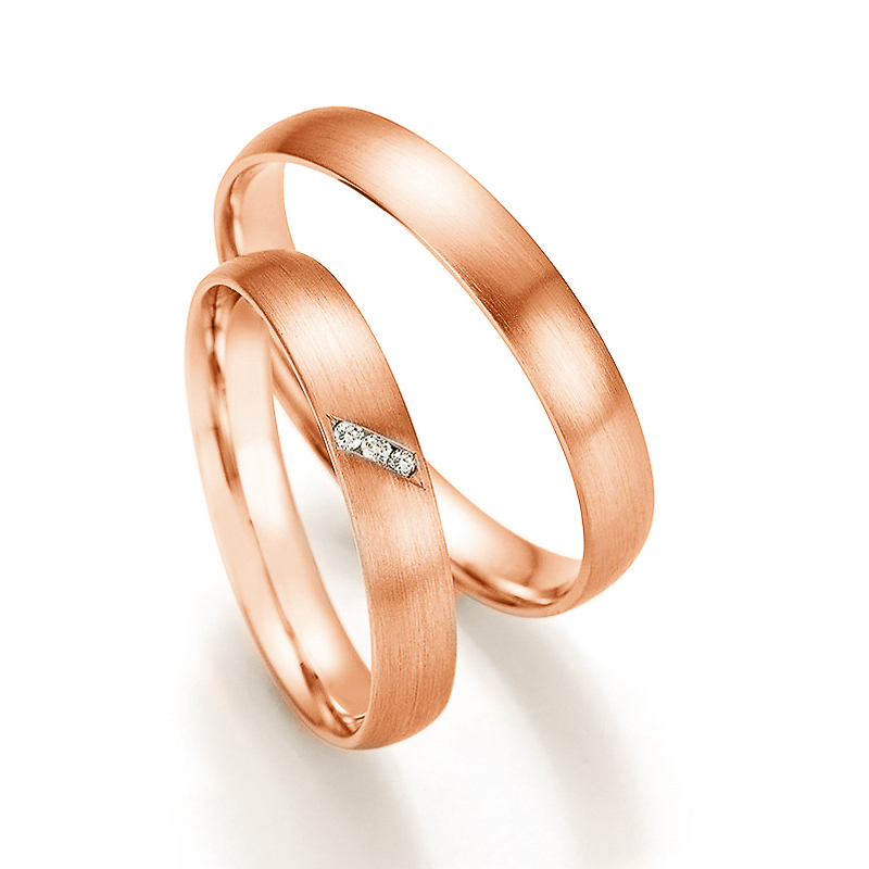 Aufnahme der Rotgold Eheringe mit matter Oberfläche und 3 schräg gefassten Diamanten