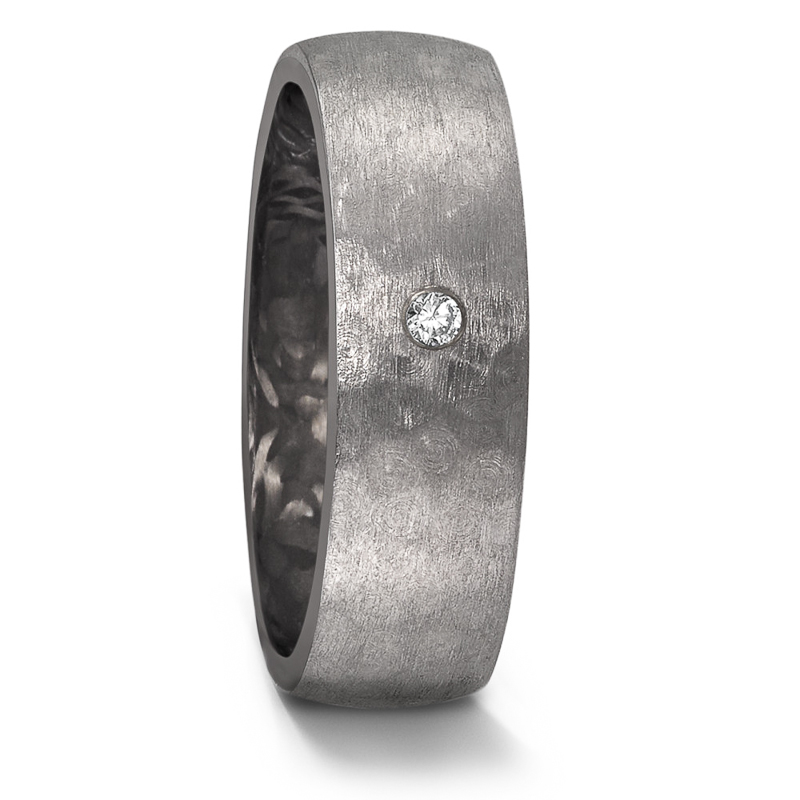 Aufnahme des Eherings mit Tantal Oberfläche mit Kreisen und Diamanten mit Carbon Innenfläche