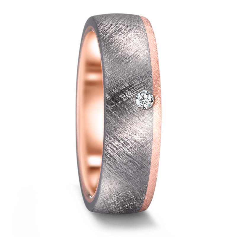 Aufnahme des Eherings aus Tantal und Roségold eismattiert mit Diamanten