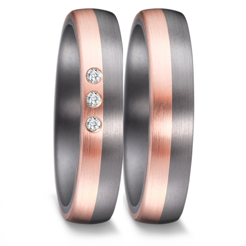 Aufnahme der schmalen Trauringe aus Tantal und Roségold mit Längstmattierung und 3 Diamanten