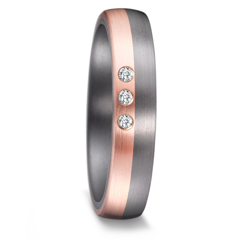 Aufnahme des schmalen Traurings aus Tantal und Roségold mit Längstmattierung und 3 Diamanten