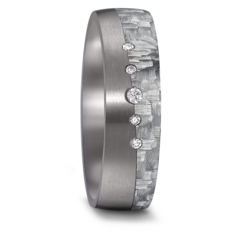 Aufnahme des Traurings aus mattiertem Tantal und modern strukturiertem Carbon mit 5 Diamanten