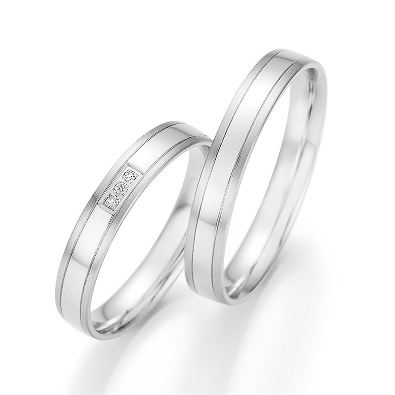 Aufnahme der Weißgold Trauringe in klarem Design mit Teilpolierung und 3 Diamanten in Vertiefung