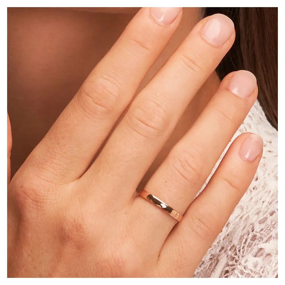 Trauringe aus Rosegold mit 2,5 mm Breite poliert auf Hand am Gesicht im Zoom