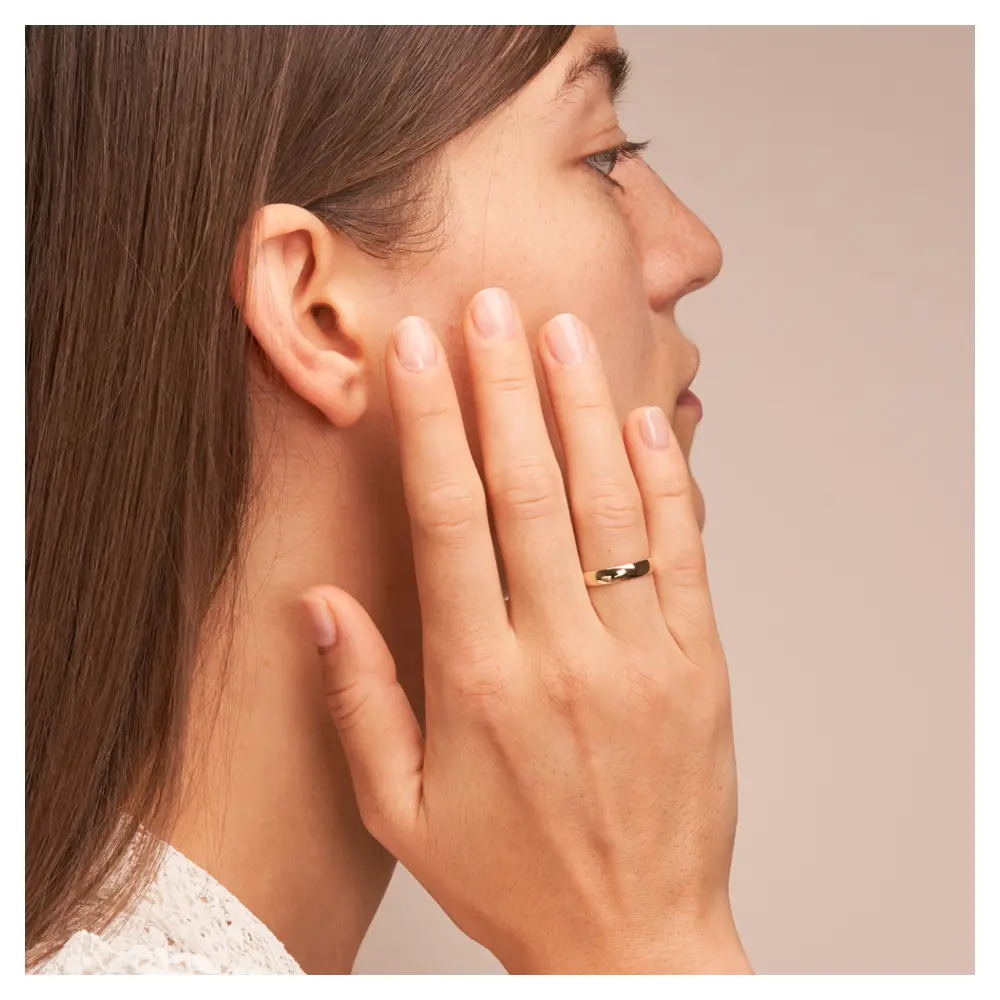 Gelbgold Ehering in 4 mm Breite poliert auf Hand am Gesicht