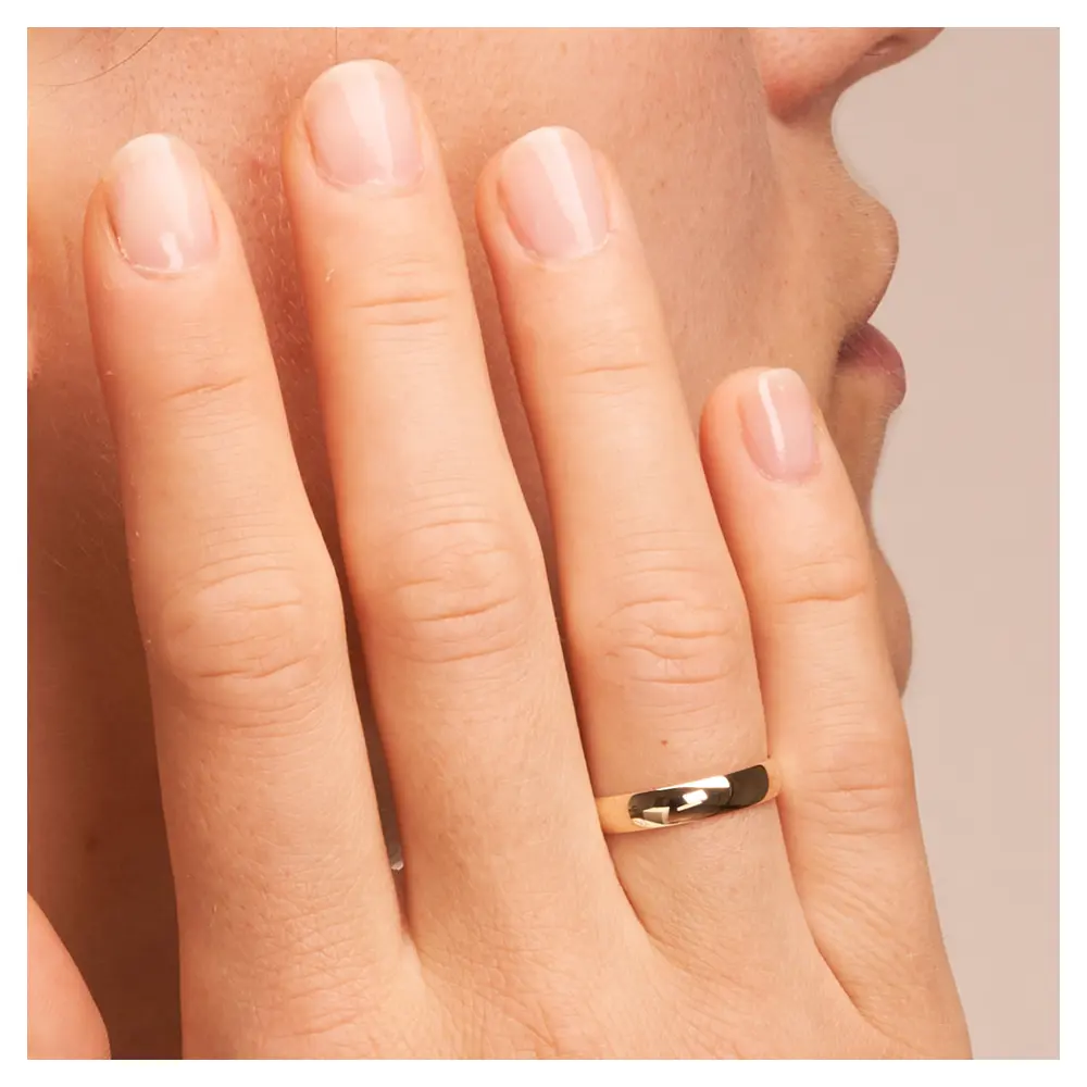 Gelbgold Ehering in 4 mm Breite poliert auf Hand am Gesicht im Zoom