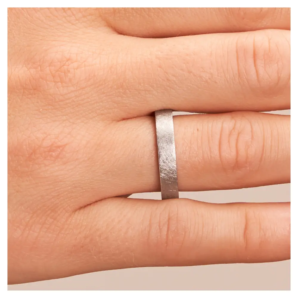 Eheringe aus Edelstahl schmal mit Eismattierung auf Hand im Zoom