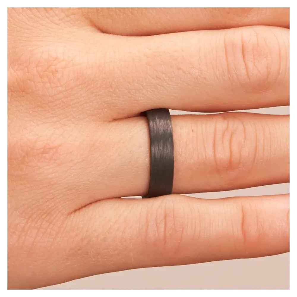 Eheringe in 5 mm aus Carbon Maserung auf Hand im Zoom