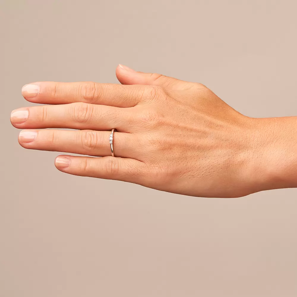 Weissgold Verlobungsring mit Polierung und drei Diamanten auf Hand