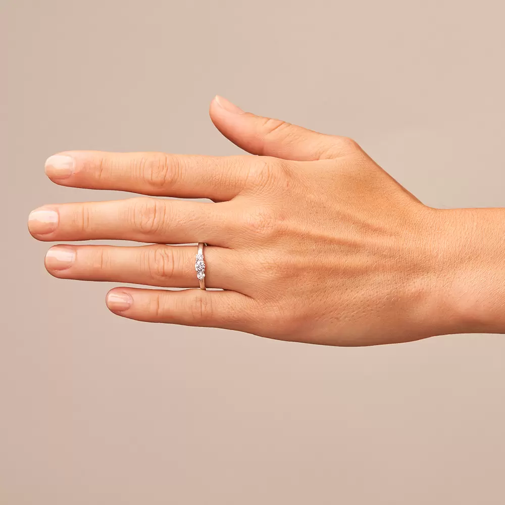 Express Weissgold 375 Antragsring mit Diamanten 0,45 Karat und Polierung auf Hand
