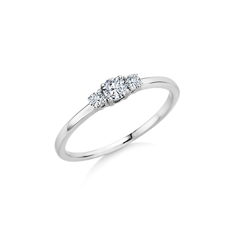 Aufnahme von Antragsring aus Weißgold mit drei Diamanten in Krappen gefasst