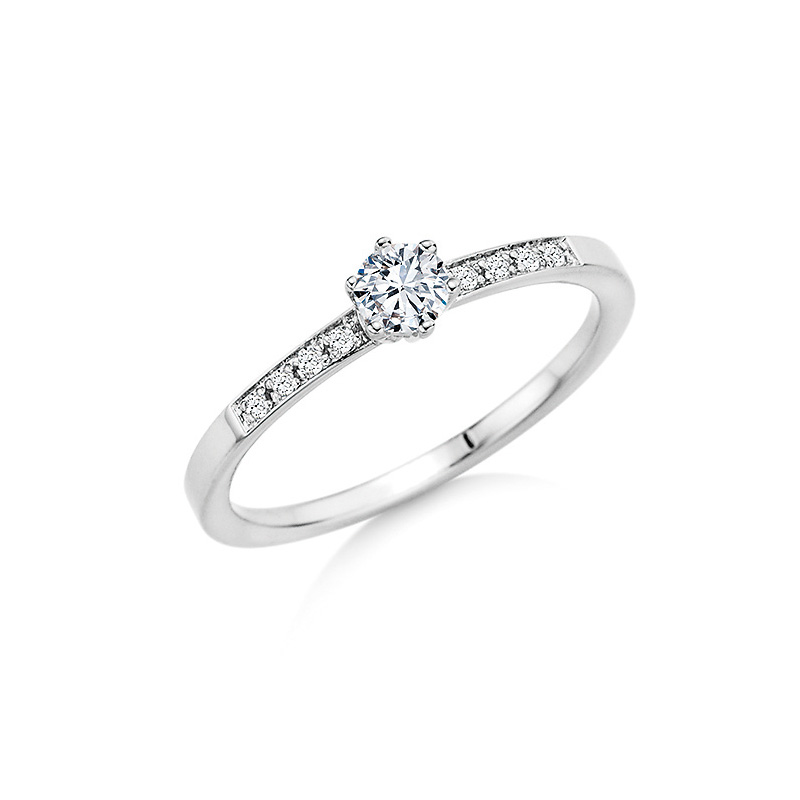 Aufnahme von Weißgold Verlobungsring mit 8 Steinen und einem Diamanten in 6 Krappen