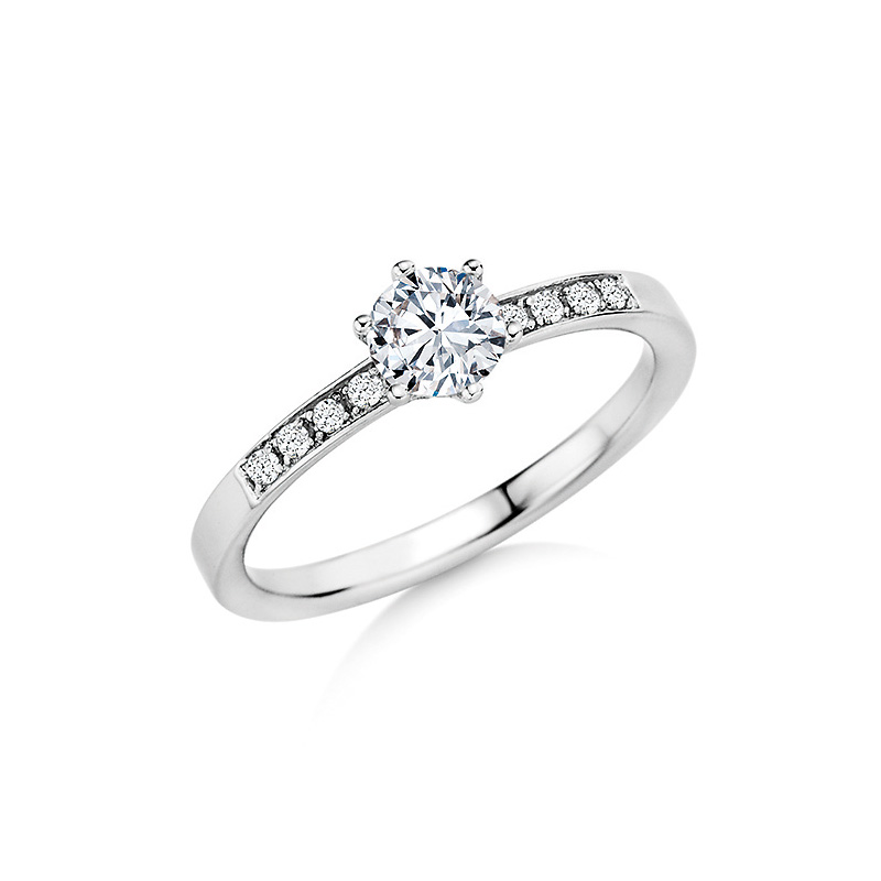 Aufnahme von Verlobungsring aus Weißgold strahlend mit neun weißen Diamanten