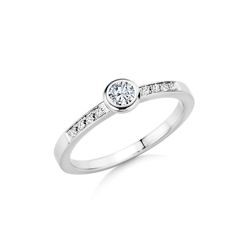 Aufnahme von Weißgold Verlobungsring mit neun Diamanten in eine Reihe gesetzt