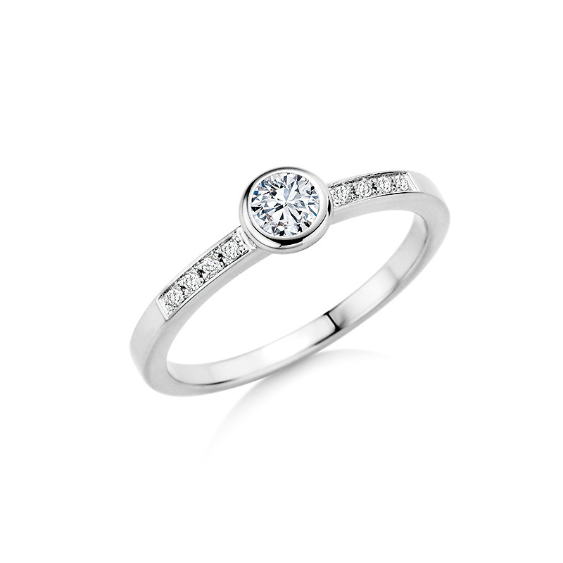 Aufnahme von Weißgold Verlobungsring mit acht kleinen und einem großen Diamanten